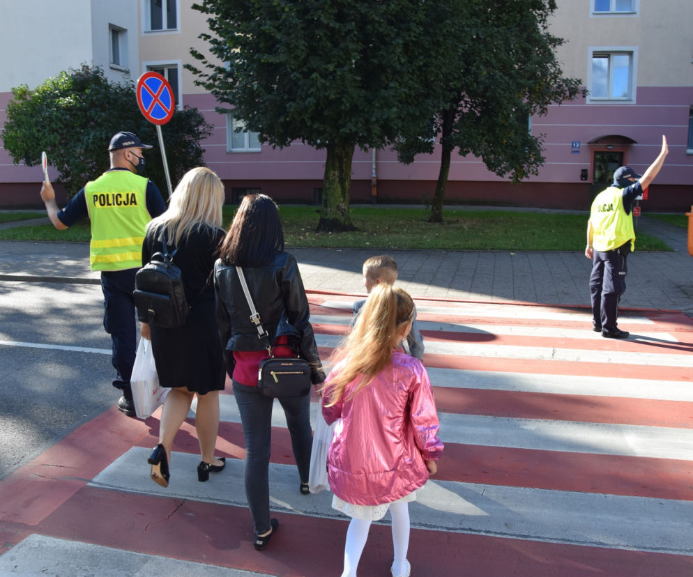 Policjanci z Elbląga obstawiają przejścia dla pieszych przy szkołach. Początek roku szkolnego 2020/2021