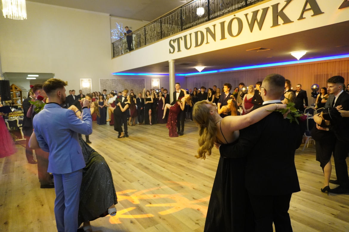 Dwa polonezy na studniówce bydgoskiej Handlówki. W jednym pomogli nauczyciele