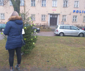 Wyjątkowa choinka pod posterunkiem policji w Mrągowie. Zamiast bombek są odblaski
