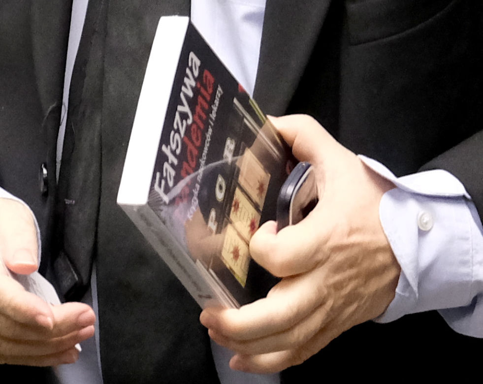 Jarosław Kaczyński z książka "Fałszywa pandemia"
