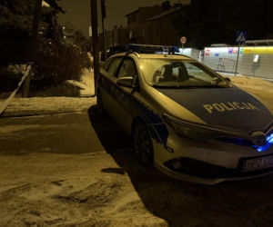 Tajemniczy atak w Ursusie. Mężczyzna raniony nożem w pośladek, sprawcy brak