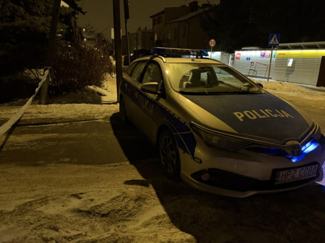 Tajemniczy atak w Ursusie. Mężczyzna raniony nożem w pośladek, sprawcy brak