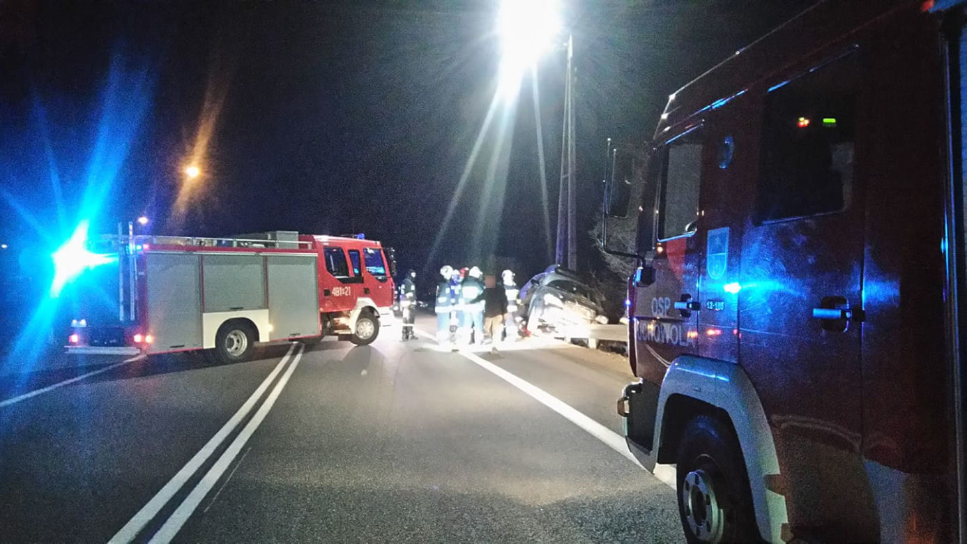 Poświętne. Wypadek na DK8. Van wjechał na barierkę. Nikomu nic się nie stało.