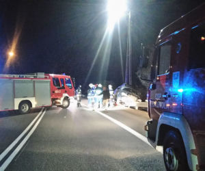 Poświętne. Wypadek na DK8. Van wjechał na barierkę. Nikomu nic się nie stało.