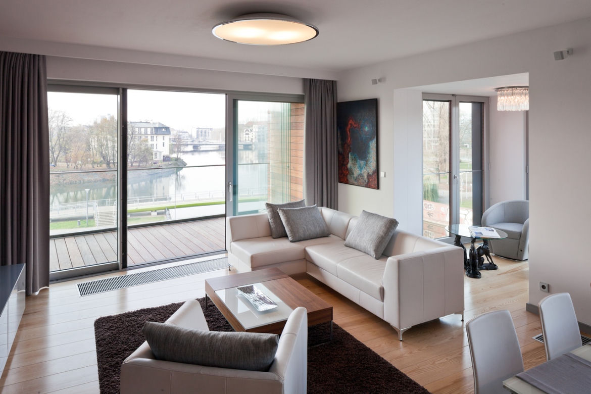Nowocześnie zaaranżowany salon apartamentu