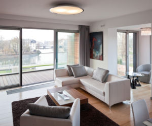 Nowocześnie zaaranżowany salon apartamentu
