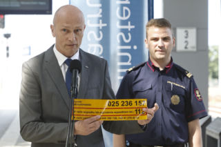 W kominiarkach wspinają się na pociągi i nagrywają. PKP ostrzega. Śmiertelny trend dotarł do Polski