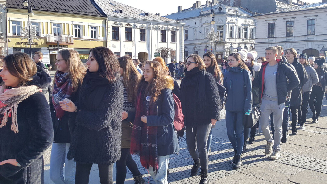 Nowy Sącz: Tak się bawią na 100 dni przed maturą! 500 par zatańczyło poloneza 