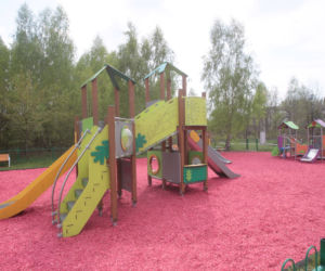 Różowy plac zabaw na Bielach. Nie da się go nie zauważyć 