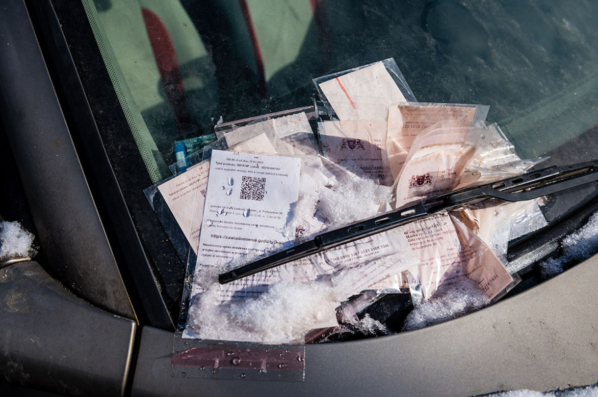 161 mandatów za parkowanie o wartości 32 tysięcy złotych! Auto od 1.5 roku stoi przy ul. 3 Maja w Gdańsku