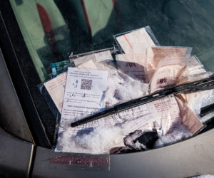 161 mandatów za parkowanie o wartości 32 tysięcy złotych! Auto od 1.5 roku stoi przy ul. 3 Maja w Gdańsku