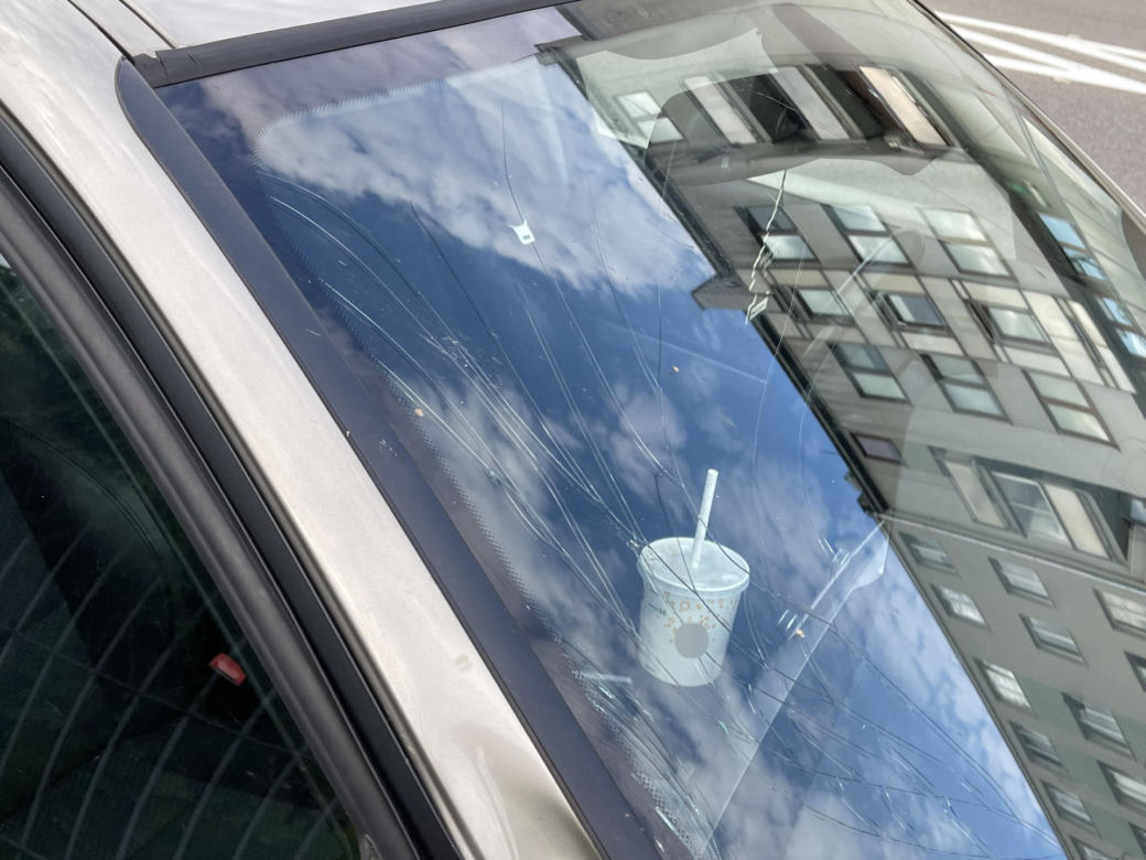 Makabra na przejściu. BMW roztrzaskało pieszego