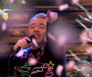 TVN zrobił to jako pierwszy. Badach w świątecznym sweterku otwiera sezon na Mikołaja i choinki