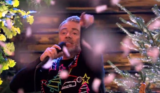 TVN zrobił to jako pierwszy. Badach w świątecznym sweterku otwiera sezon na Mikołaja i choinki