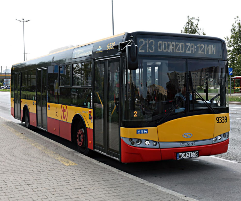 Żółto-czerwony autobus linii 213 na przystanku. O kursowaniu komunikacji 15 sierpnia przeczytasz na SE Superbiz.
