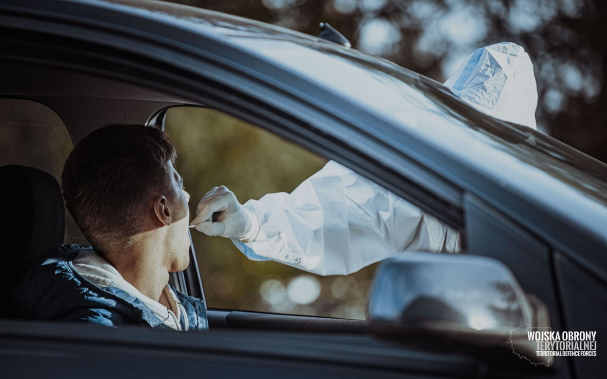 Koronawirus. Ruszył punkt drive-thru w Radomiu! Jak skorzystać? [ZDJĘCIA]