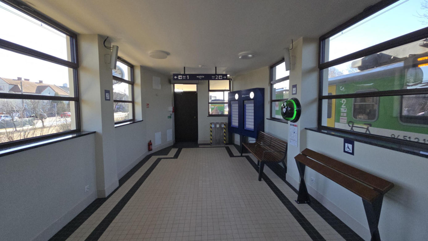 Remont dworca kolejowego pod Warszawą. Zmienił się nie do poznania - jeśli da radę to na wprowadzające przed/po dworca w Ząbkach, wcześniej był obdrapany i pomazany