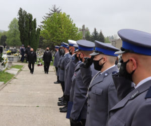 Pogrzeb policjanta z Będzina. Marcin Pitas chorował na COVID-19. Żona i dwoje dzieci z dziurą w sercach