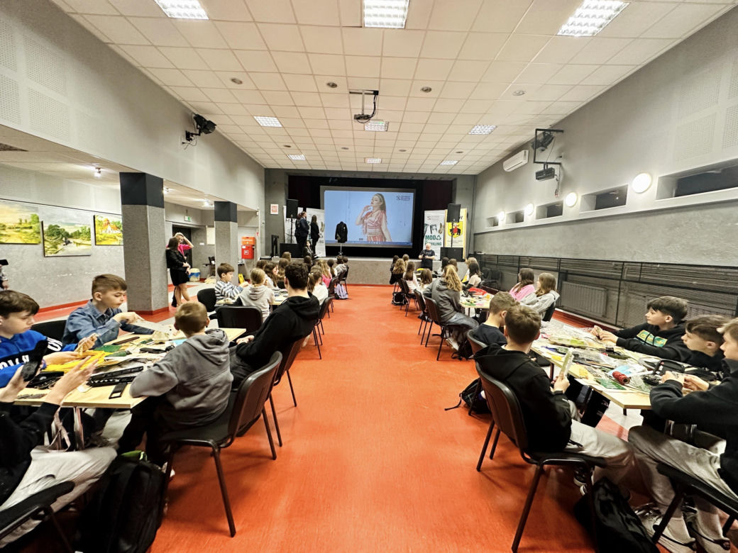 Szykowne śmieci – projekt „Moda na recykling” w gminie Mordy