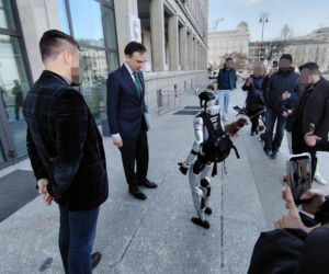 Spotkanie ministra finansów z robotem