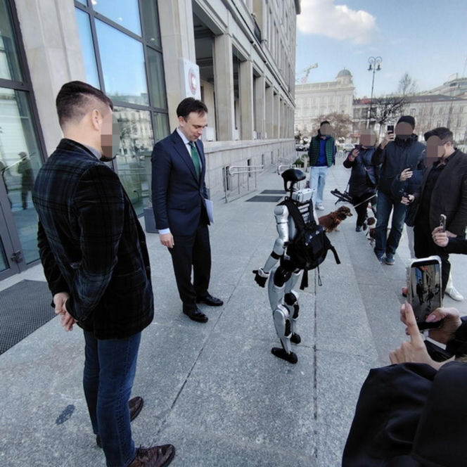 Spotkanie ministra finansów z robotem