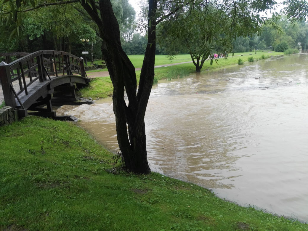 Zalany park w Skawinie