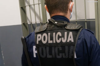 Powiedziała, że poszukiwanego partnera nie ma w domu. Gdy policjanci weszli do kuchni, osłupieli! 