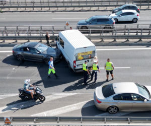 Rozbił luksusowego jaguara na trasie S8 i uciekł. Pasażerkę zostawił