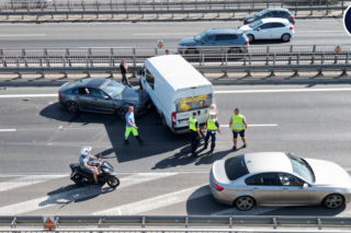 Drogim jaguarem wbił się w busa. Potem uciekł. Zamiast mandatu, będzie sąd