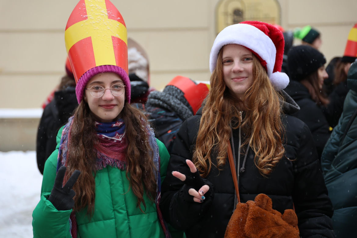 Orszak Świętego Mikołaja 2023 przeszedł przez Lublin. Było śnieżnie i radośnie! 