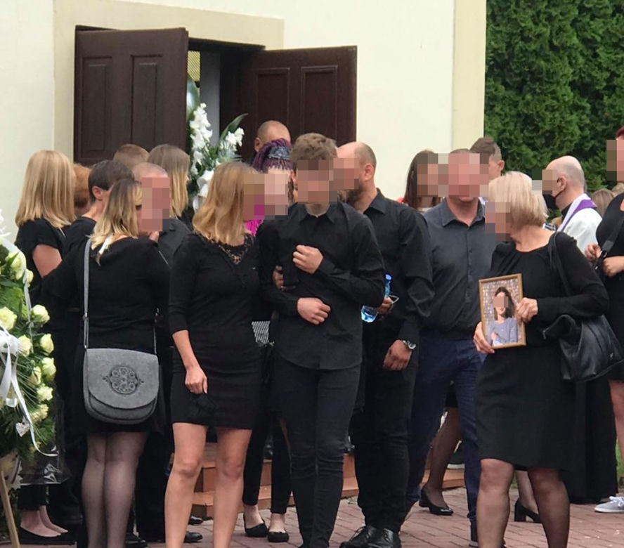 Pogrzeb zamordowanej 16-latki z Dzierzgowa. Karolinę żegna cała wieś