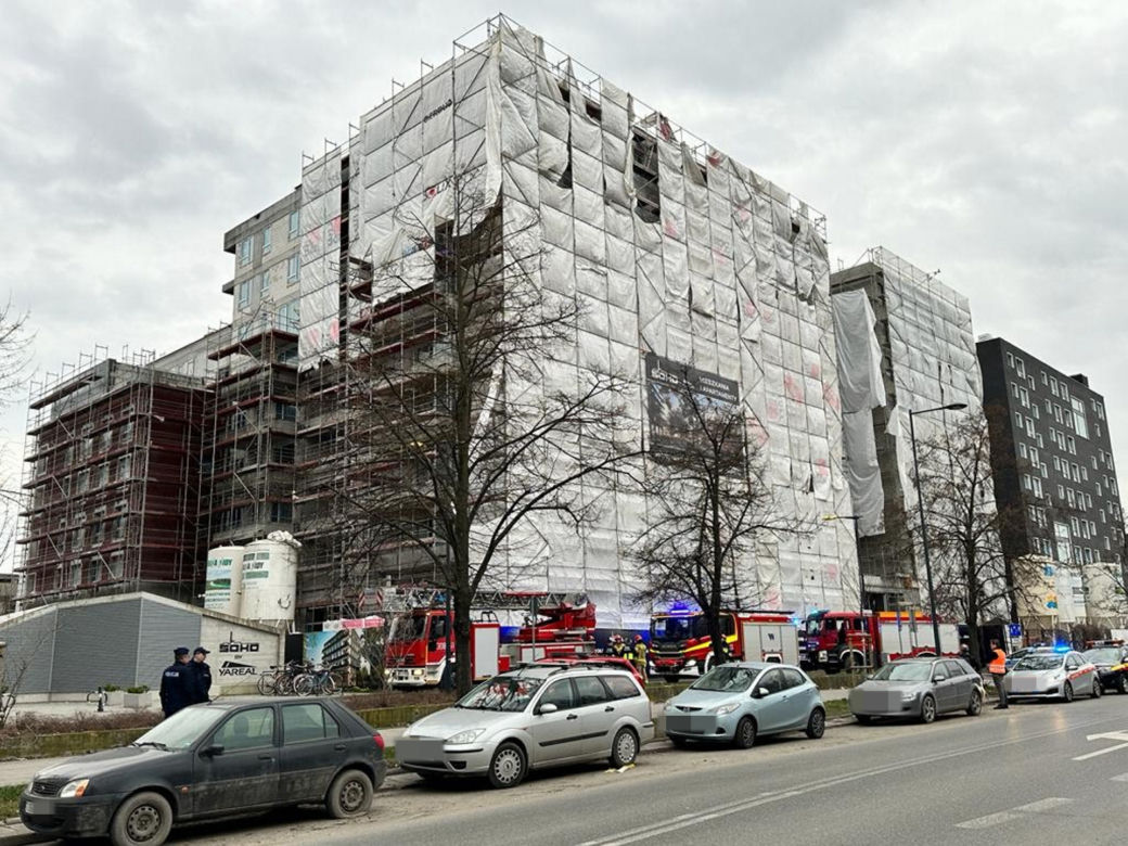 Kłęby dymu nad Pragą-Południe. Pożar na budowie