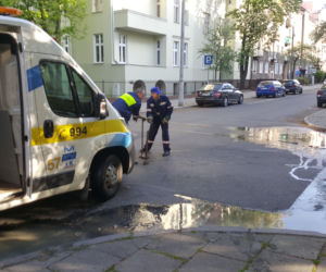 Potok wody na ul. Zamoyskiego w Bydgoszczy [ZDJĘCIA]