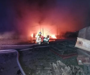 Groźny pożar w Wierzbicy. Ogień pojawił się pod blaszaną wiatą. Ranna jest jedna osoba