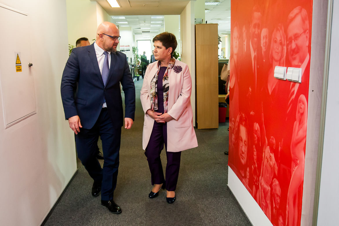 Co ostatnio czytała premier Szydło?! Szefowa rządu w Super Expressie