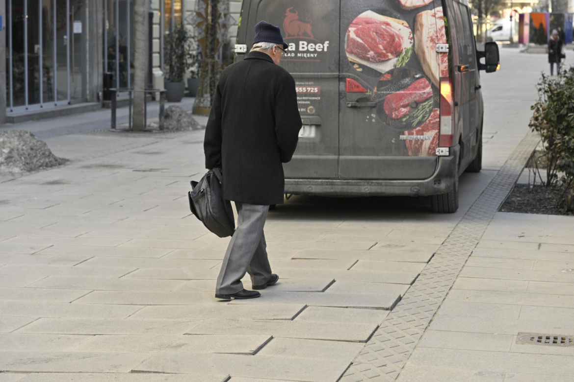 Deptak w centrum Warszawy za miliony w ruinie? Urzędnicy uspokajają, a internauci grzmią!