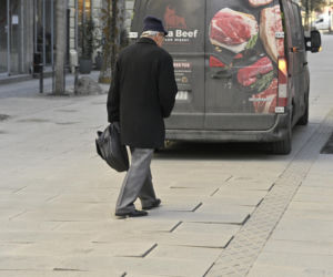Deptak w centrum Warszawy za miliony w ruinie? Urzędnicy uspokajają, a internauci grzmią!