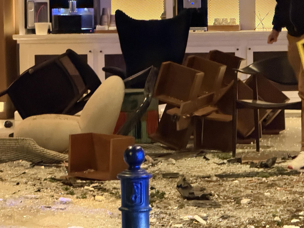 Warszawa. Totalna demolka. Audi wjechało w restaurację 