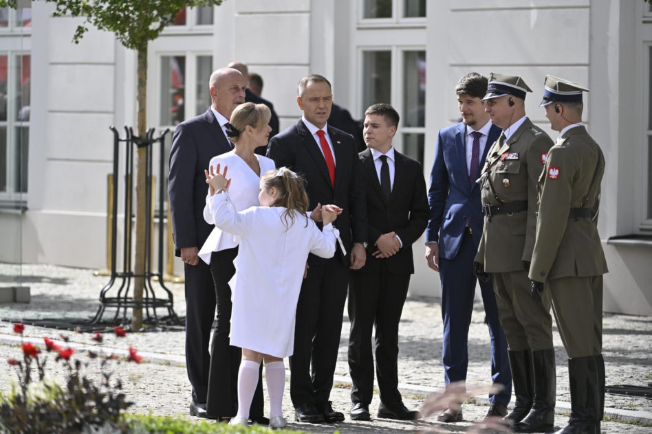  Kasia Nawrocka na biało czekała na rodziców 