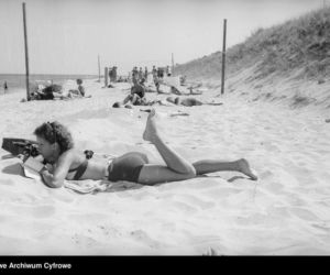 Jak dawniej wyglądało plażowanie? Te zdjęcia to prawdziwe perełki! [GALERIA]