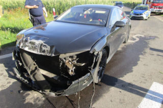 Wjechała Audi prosto pod pociąg. Prawda o kierującej zaskoczyła policjantów! [ZDJĘCIA]