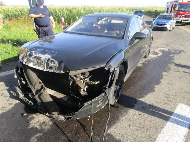 Wjechała Audi prosto pod pociąg. Prawda o kierującej zaskoczyła policjantów! [ZDJĘCIA]