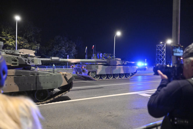 Nocna próba defilady wojskowej w Warszawie