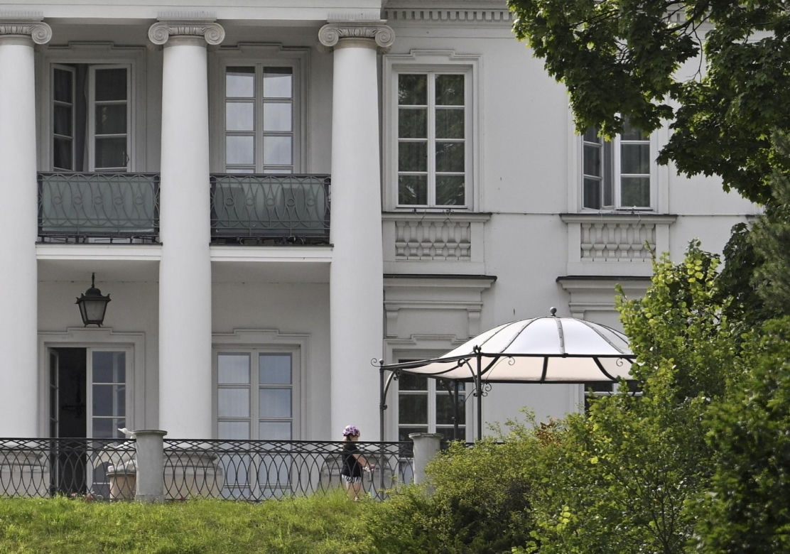 Rodzina Nawrockich przejęła Belweder: Kasia w kasku na hulajnodze, teściowe na balkonie