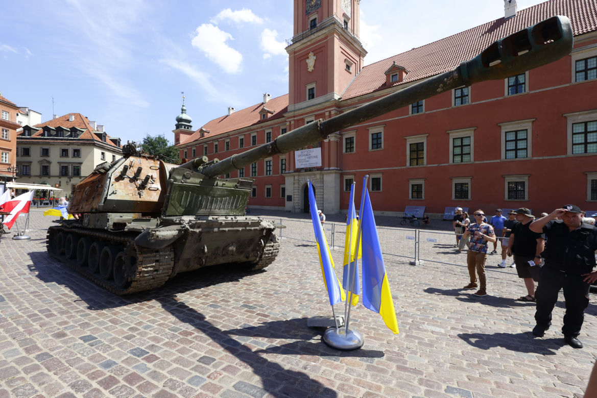 Rosyjskie czołgi w Warszawie! Pancerne bestie straszą na Placu Zamkowym
