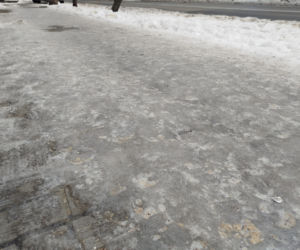 Radomskie chodniki jak tor przeszkód! Straż miejska wystawia mandaty i apeluje do właścicieli nieruchomości 