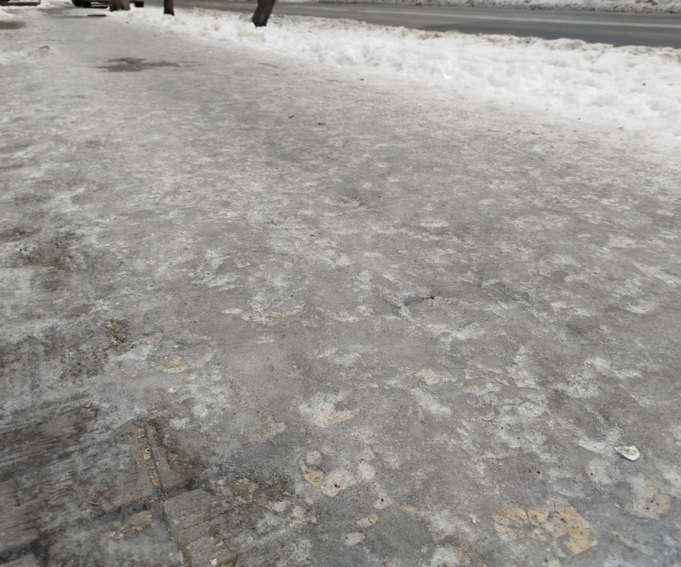 Radomskie chodniki jak tor przeszkód! Straż miejska wystawia mandaty i apeluje do właścicieli nieruchomości 