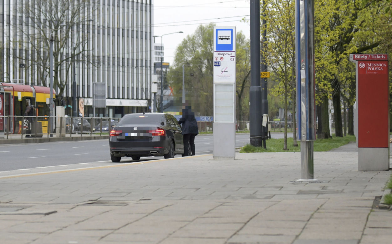 Antoni Macierewicz parkuje na przystanku