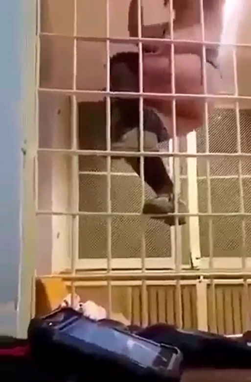 Zatańczyła policjantom na kratach