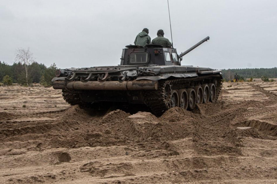 Muzeum w Orzyszu z pancernym wzmocnieniem. Czołg T-72 stanął na placu jako nowy eksponat